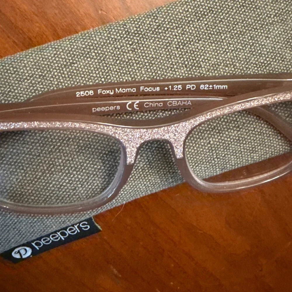 Peepers Foxy Mama reading glasses +1.25 pink sparkle glitter EUC case included